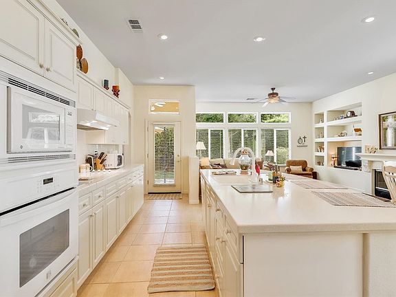 GRAND and LOVELY kitchen that is spotless! Very well maintained. Very CLEAN!