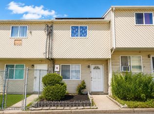 17 Betty Ct, Staten Island, NY 10303