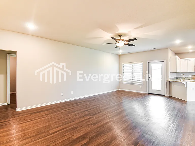 200 Grove Ln — Photo 2