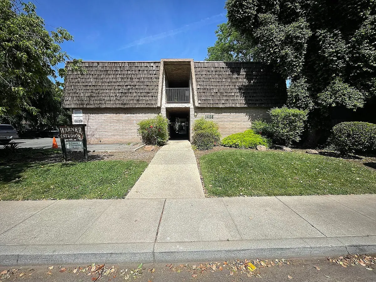 Warner Studios Apartments — Photo 1