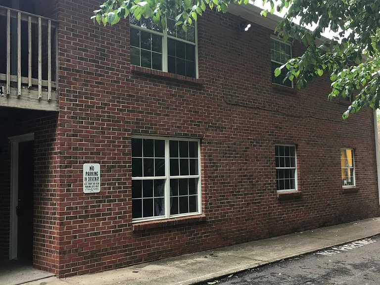 2 bed, 1.0 bath, 965 sqft, $925 — Photo 2