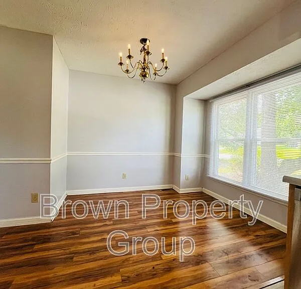121 Sprucepine Dr — Photo 8