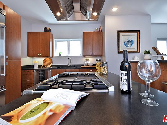 4th image of 900 N West Knoll Dr APT 3