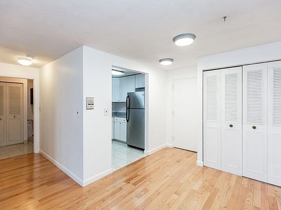 5th image of 96 Fountain Ln APT 12
