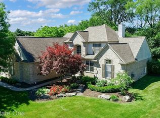 882 Loggers Cir, Rochester, MI 48307