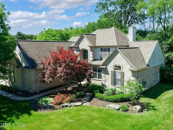 882 Loggers Cir, Rochester, MI 48307