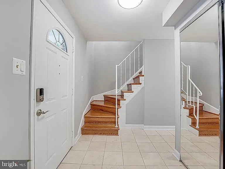2221 Senseney Ln — Photo 2