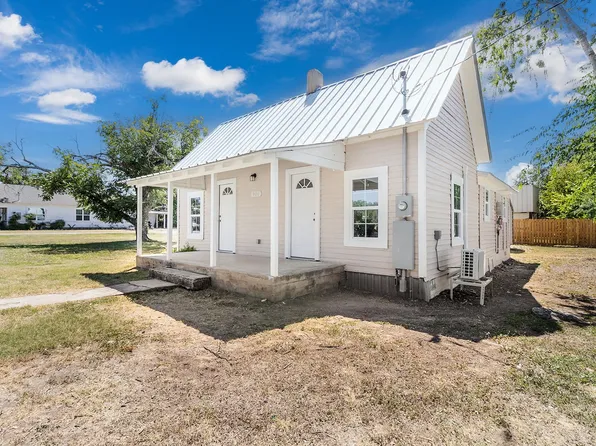 906 S Walnut St, Brady, TX 76825
