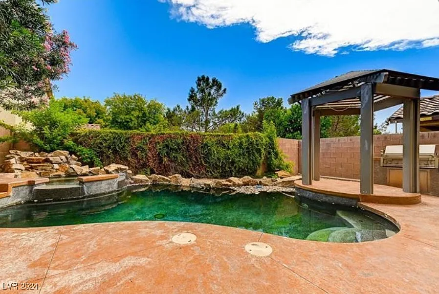 4 bed, 2.5 bath, 2045 sqft, $2,699 — Photo 2