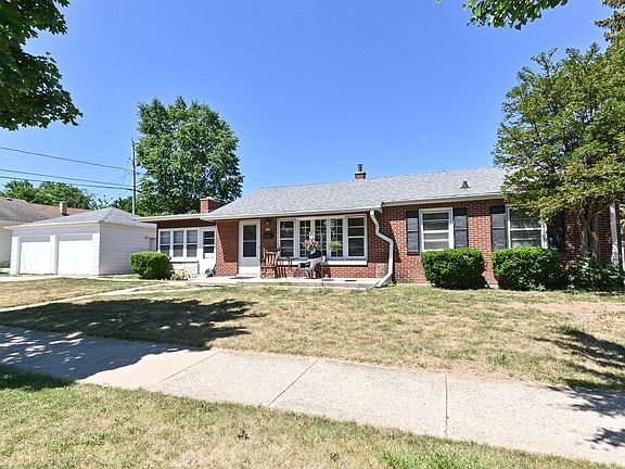 3rd image of 325 Glencoe Pl