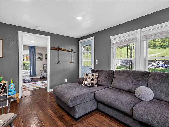5th image of 424 Lucy Rd