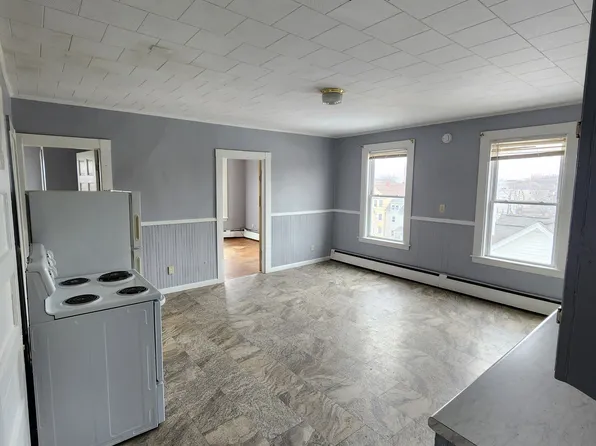 94 Knox St APT 7, Lewiston, ME 04240