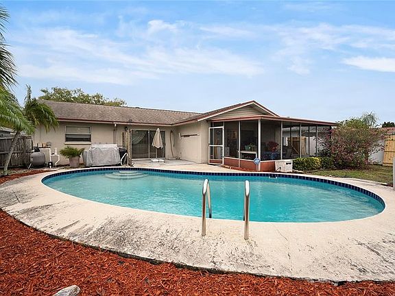 3rd image of 2350 Moore Haven Dr W