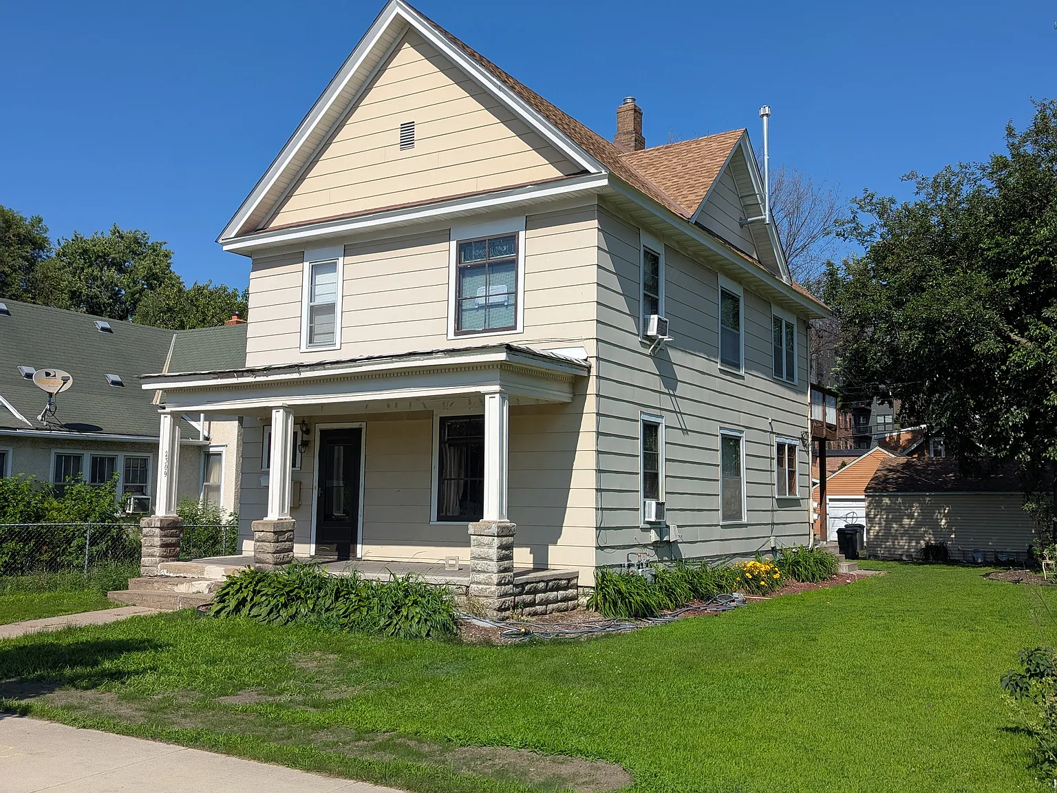 2309 Grand St NE — Photo 1