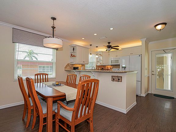 5th image of 26 Pine Arbor Lane #201