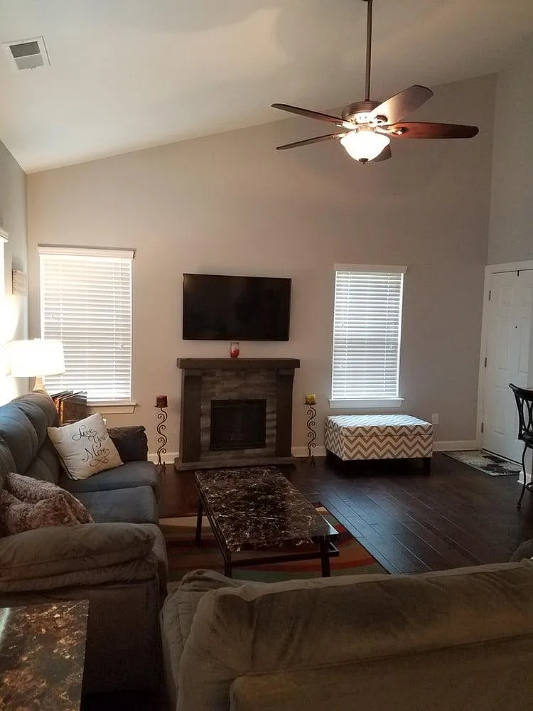 3 bed, 2.5 bath, 1582 sqft, $2,189 — Photo 3