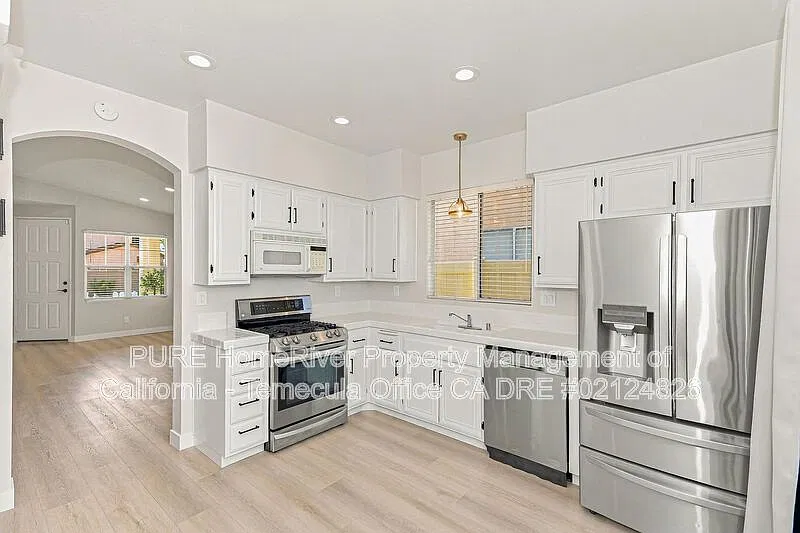 3 bed, 2.0 bath, 1104 sqft, $2,850 — Photo 2