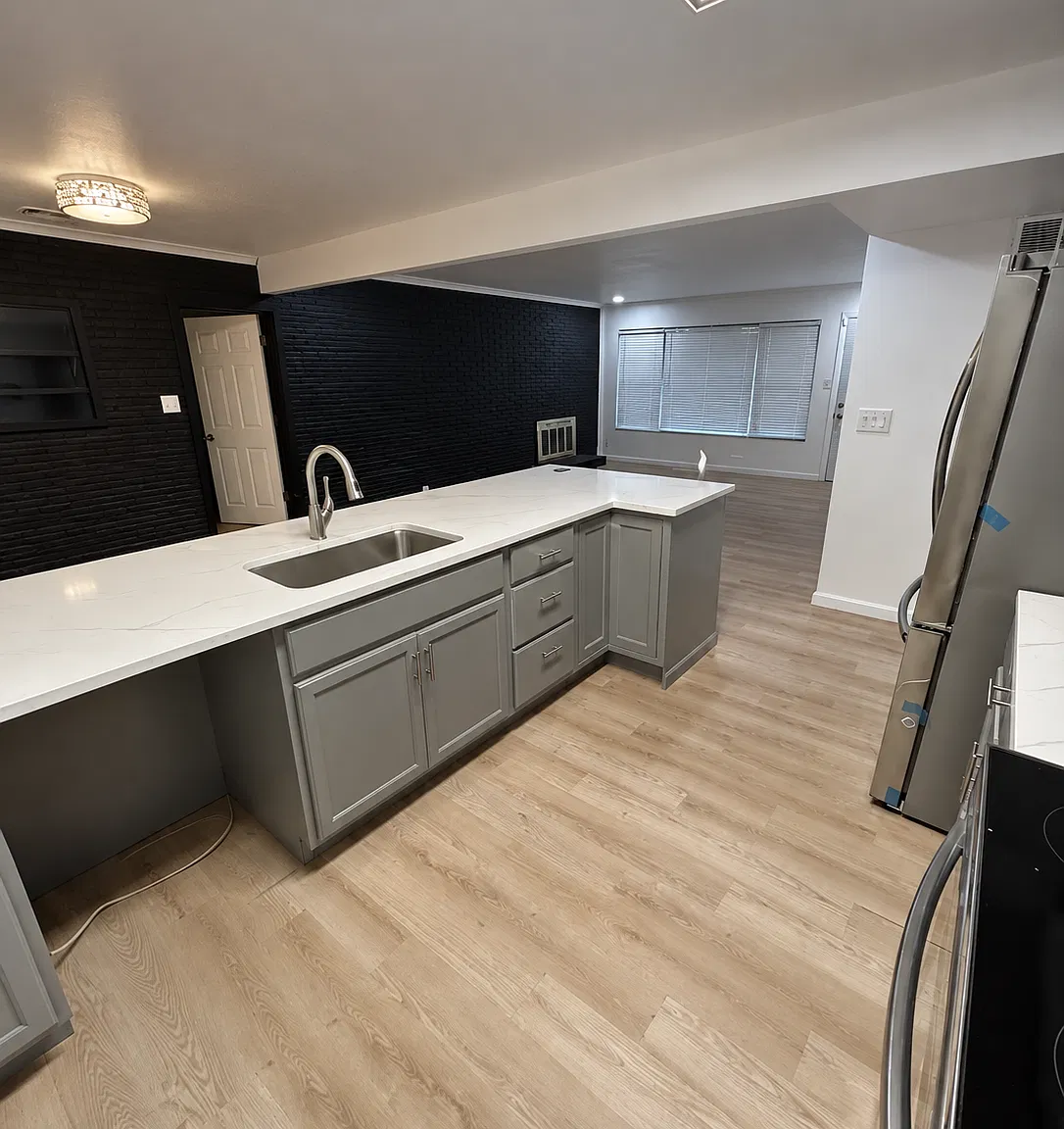3 bed, 1.5 bath, 2420 sqft, $3,000 — Photo 2