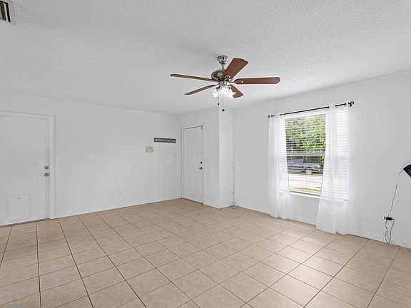 3rd image of 1057 SW Gastador Avenue