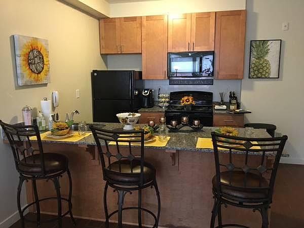 2nd image of 912 Hope St