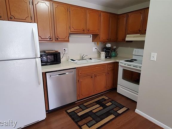 3rd image of 32450 Grand River Ave