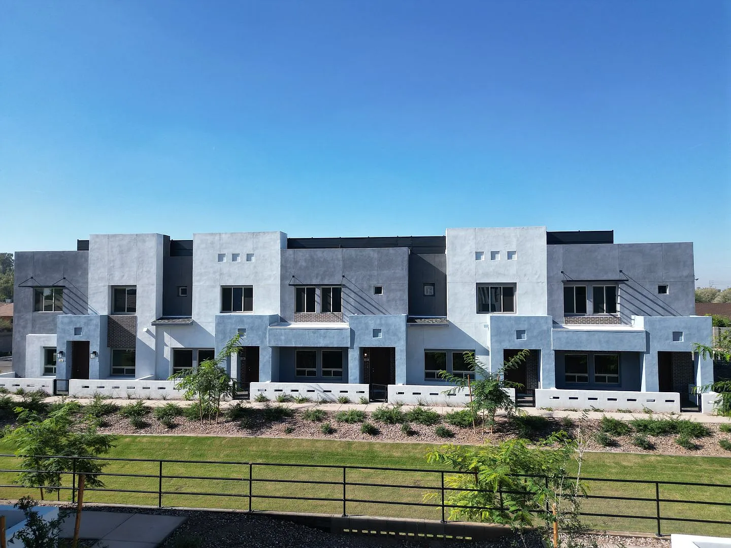 Brand New Build! Massive modern 4 bedroom/4.5 bathroom townhome in the heart of Chandler. — Photo 2