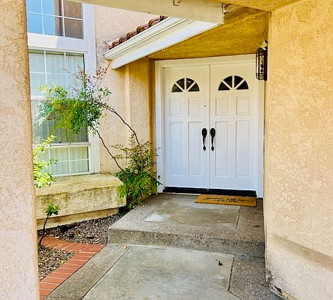3rd image of 572 Parkside Dr