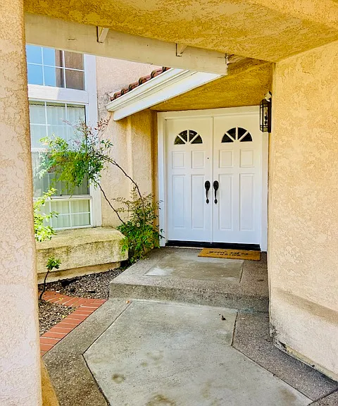 572 Parkside Dr — Photo 3