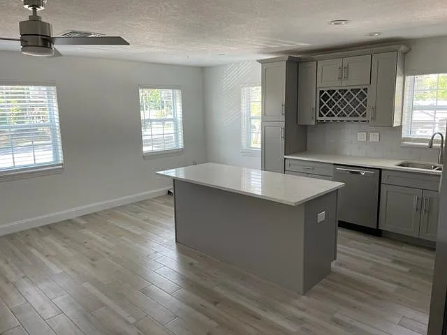 Building Photo - 4071 Edgewater Dr #4