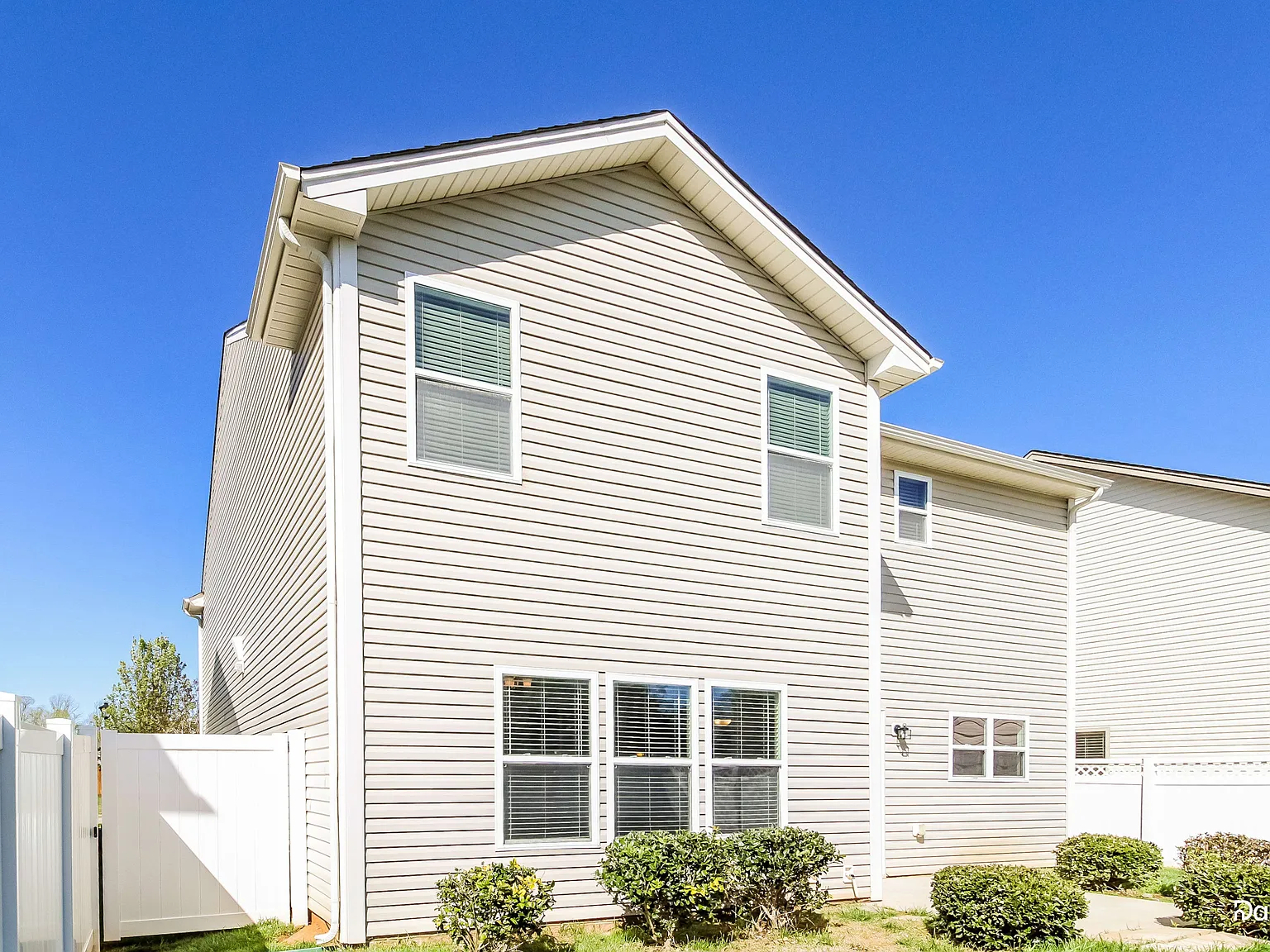 3 bed, 2.5 bath, 2632 sqft, $2,295 — Photo 2