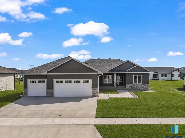424 Andrew Ave, Harrisburg, SD 57032