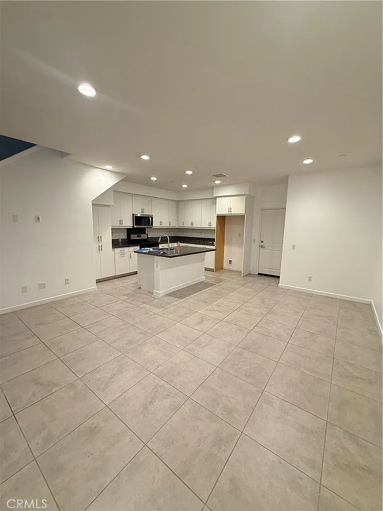 3 bed, 2.5 bath, 1350 sqft, $3,500 — Photo 3