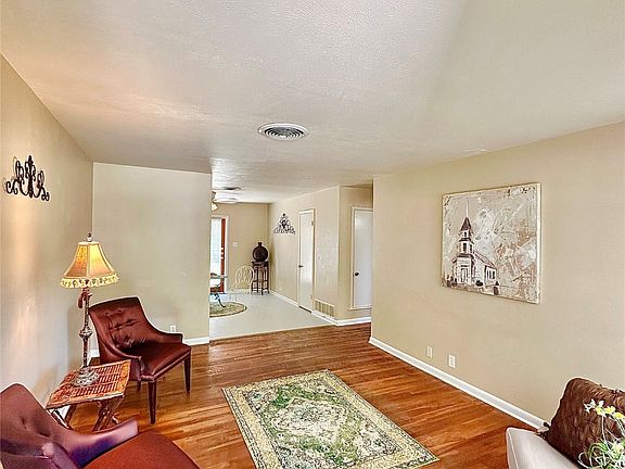 4th image of 817 Laguna Dr