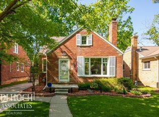2015 Huntington Blvd, Grosse pointe woods, MI 48236