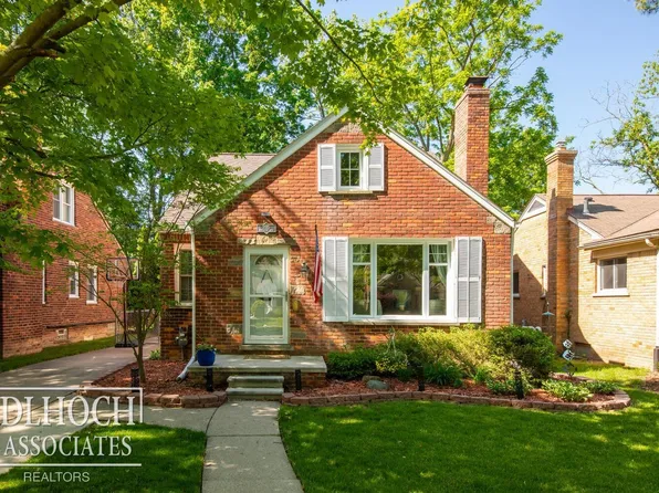 2015 Huntington Blvd, Grosse Pointe Woods, MI 48236