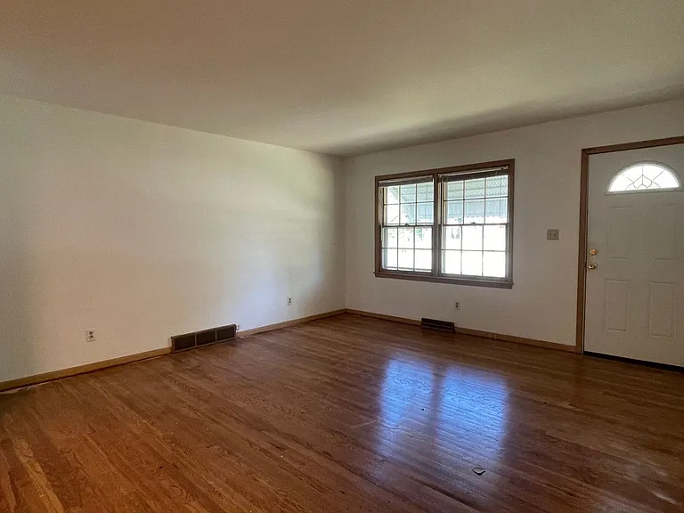 731 W 85th St — Photo 3