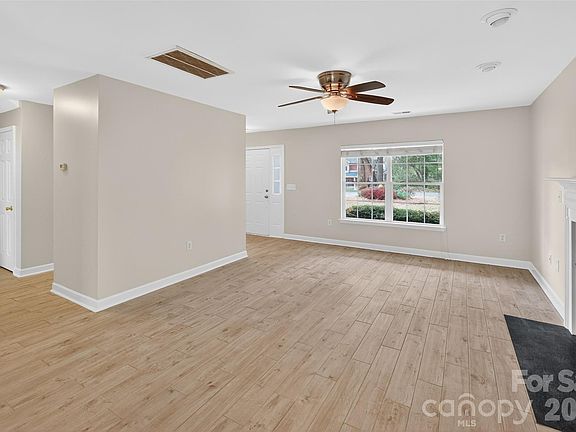 4th image of 627 Rugby Rd