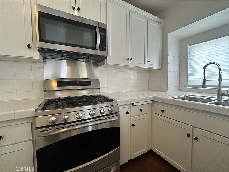 214 E Stocker St — Photo 27