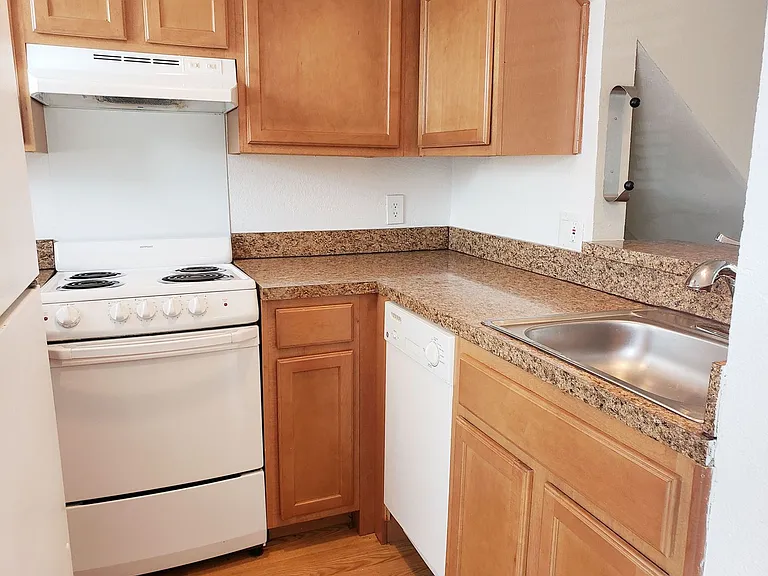 1901 N Fitzhugh Ave — Photo 5