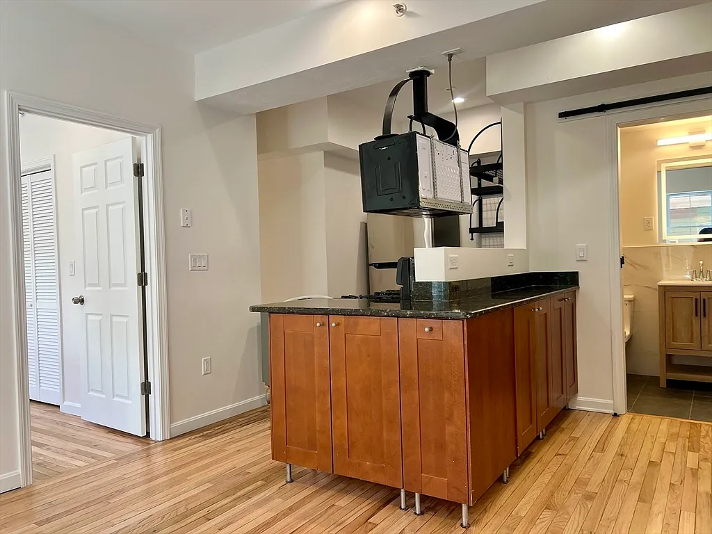 2 bed, 1.0 bath, 874 sqft, $1,850 — Photo 4