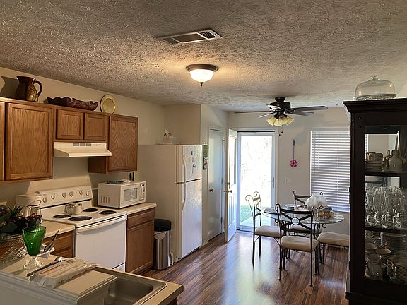4th image of 724 General Barksdale Dr