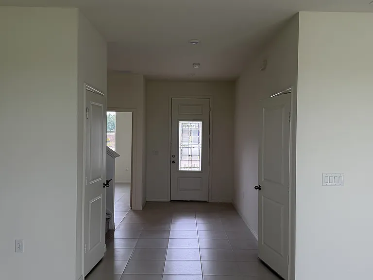 1143 Astoria Dr — Photo 2