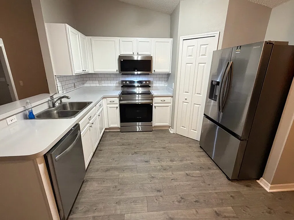 3 bed, 1320 sqft, $2,200 — Photo 3