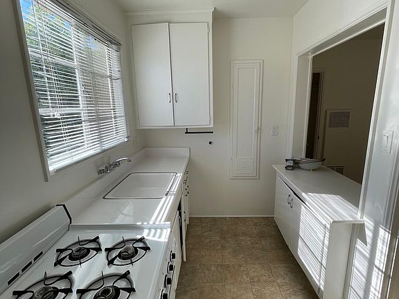 4th image of 302 N Louise St #6