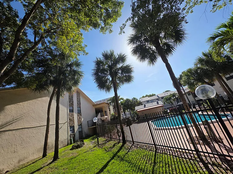2977 Riverside Dr — Photo 23