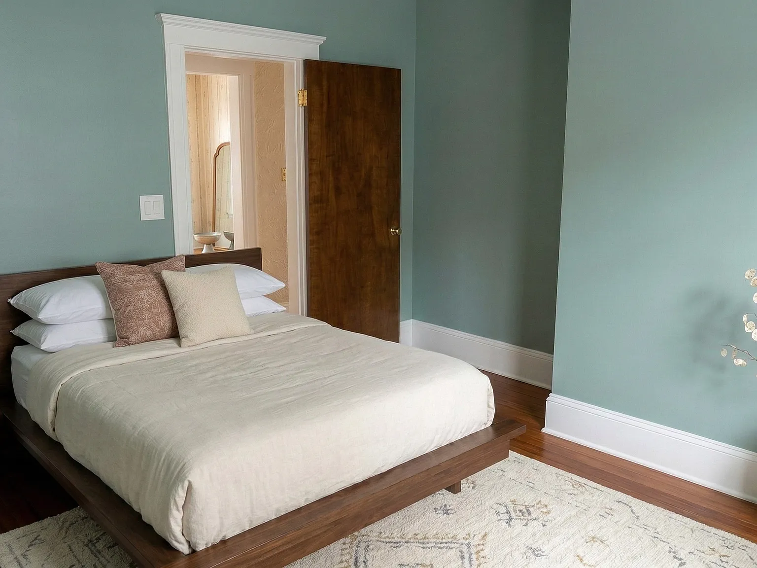 3 bed, 1100 sqft, $3,300 — Photo 1