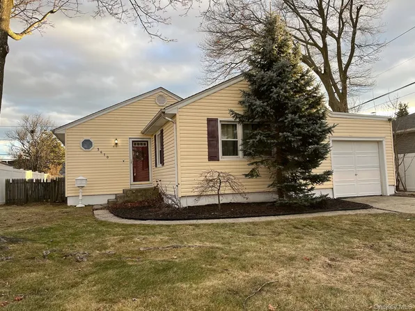 3610 Locust Avenue, Seaford, NY 11783