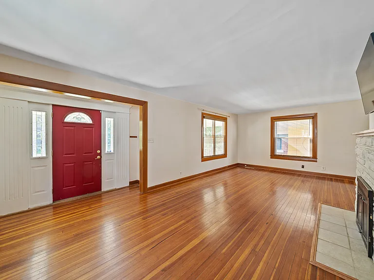 4016 Clark Ave — Photo 3