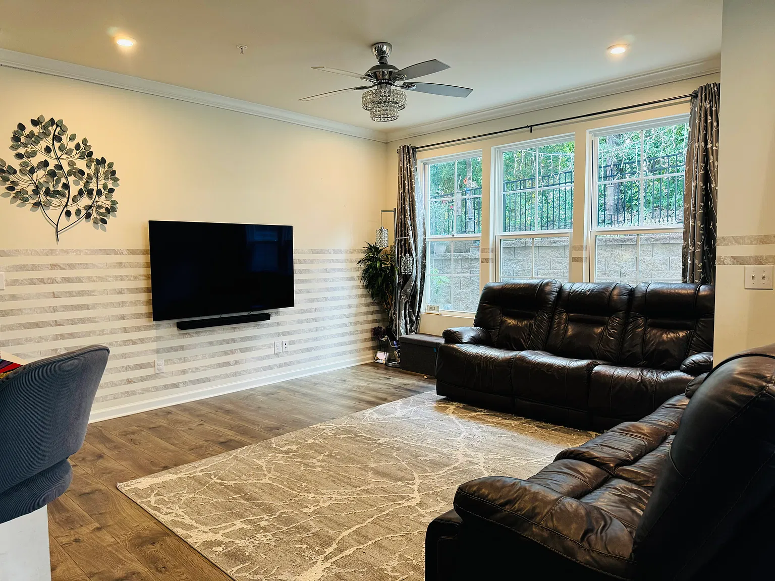 1017 Urbana Dr — Photo 2