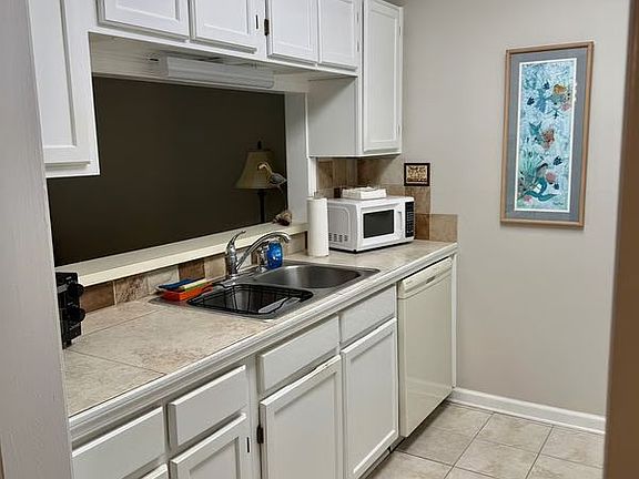 5th image of 4100 Sedgewood Dr APT 203
